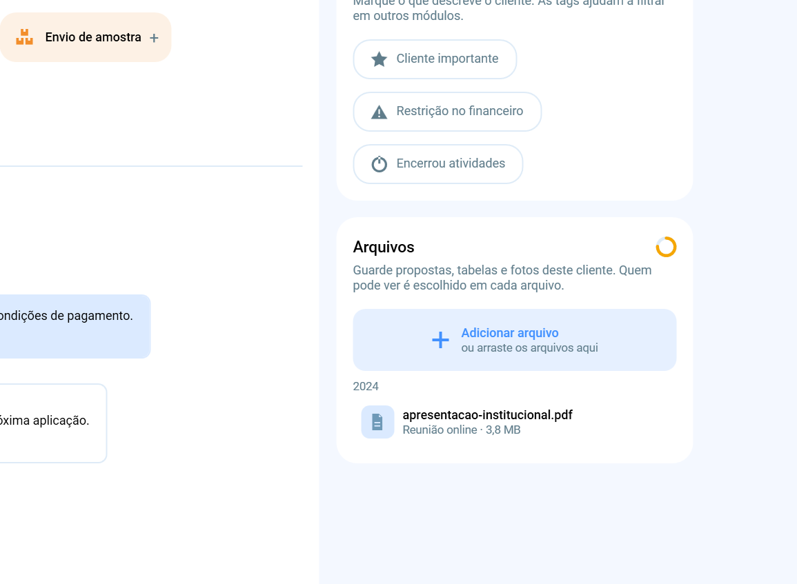 Painéis de tags e de arquivos do cliente no Salescope, com etiquetas como “Cliente importante” e “Restrição no financeiro” e a área para adicionar ou arrastar arquivos do cliente.
